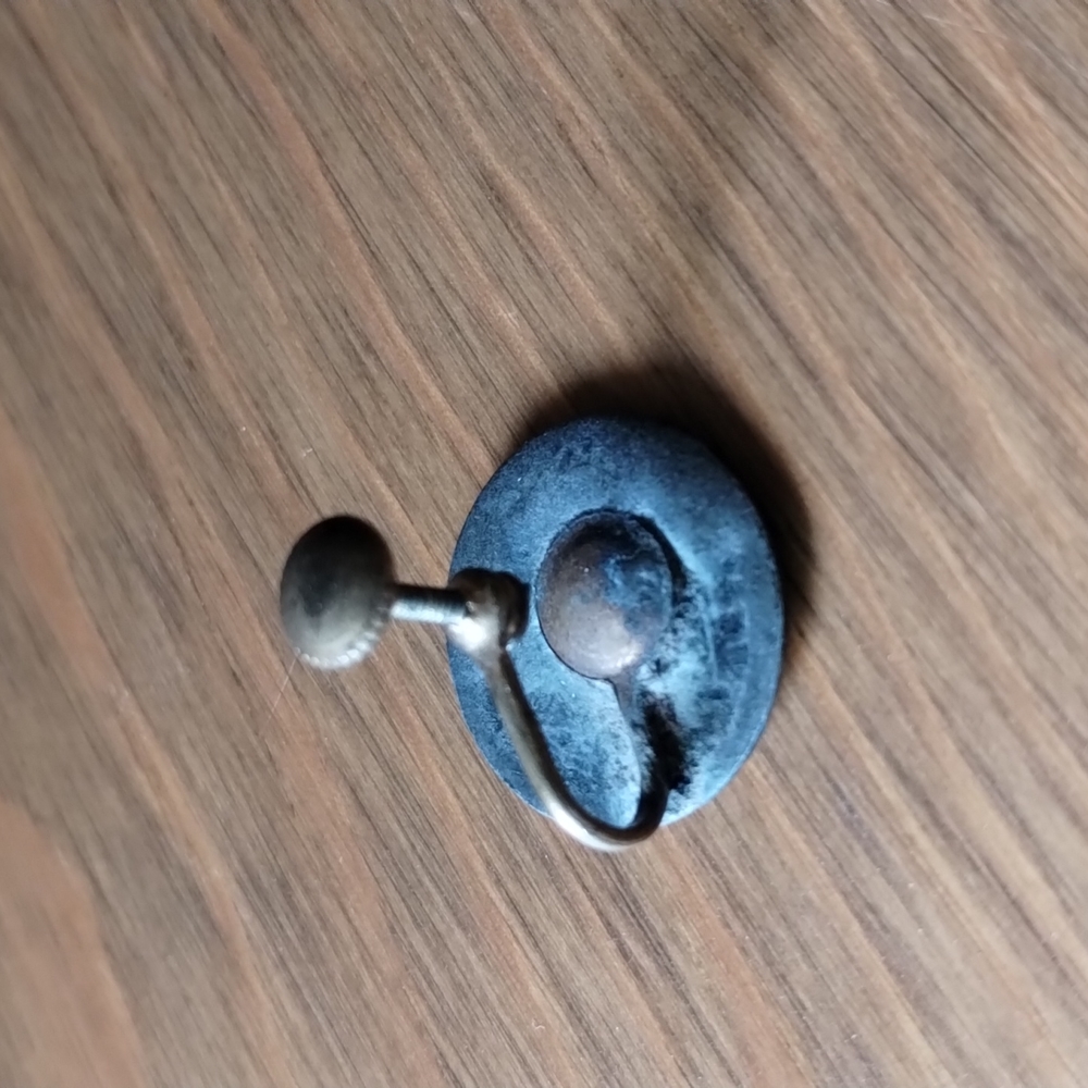 🌻Single Screw Back Earring - Picture 2 of 3